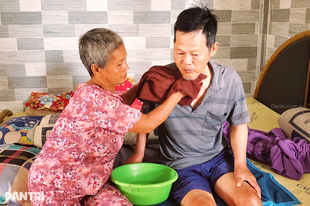 Ông bà bệnh tật, cháu nội ốm đau không có tiền khám và điều trị - 1