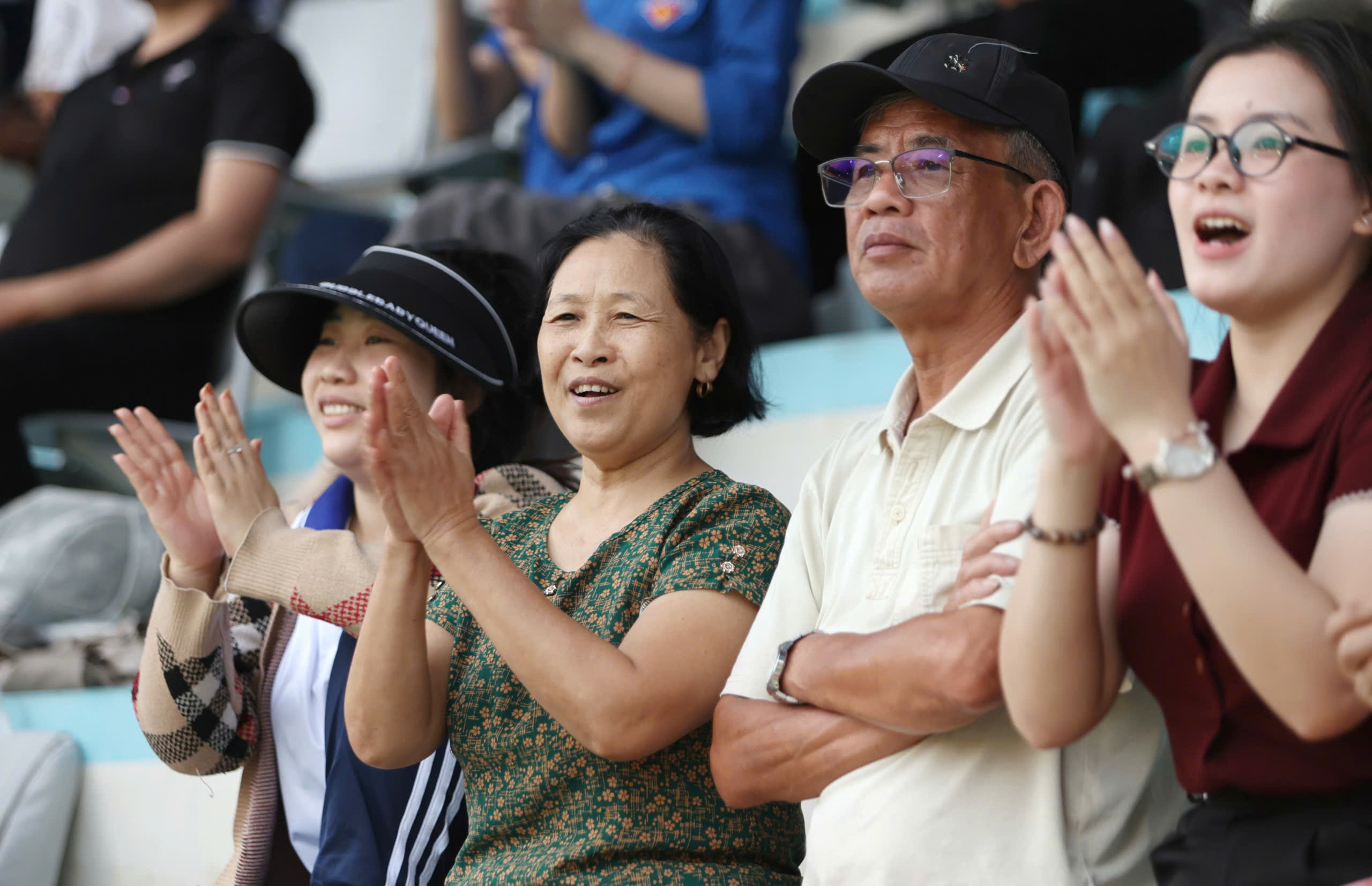 TNSV THACO cup 2026: Ông bà vượt 1.200 km đến Nha Trang cổ vũ cháu trai- Ảnh 1. TNSV THACO cup 2026: Ông bà vượt 1.200 km đến Nha Trang cổ vũ cháu trai- Ảnh 1.