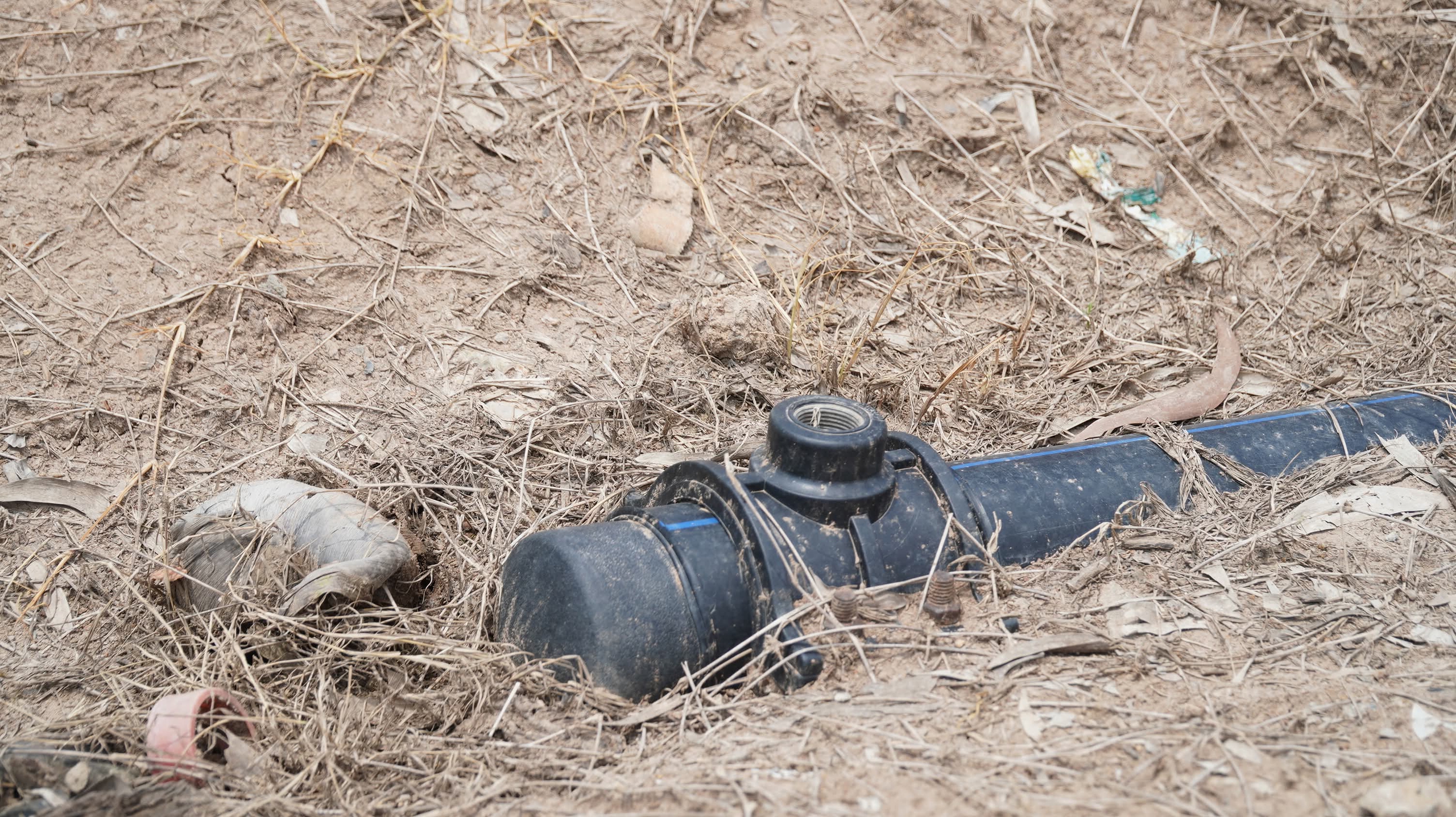 Ống nước kéo ngang nhà, người dân Biển Bạch vẫn chật vật mua từng lu nước- Ảnh 1. Ống nước kéo ngang nhà, người dân Biển Bạch vẫn chật vật mua từng lu nước- Ảnh 1.