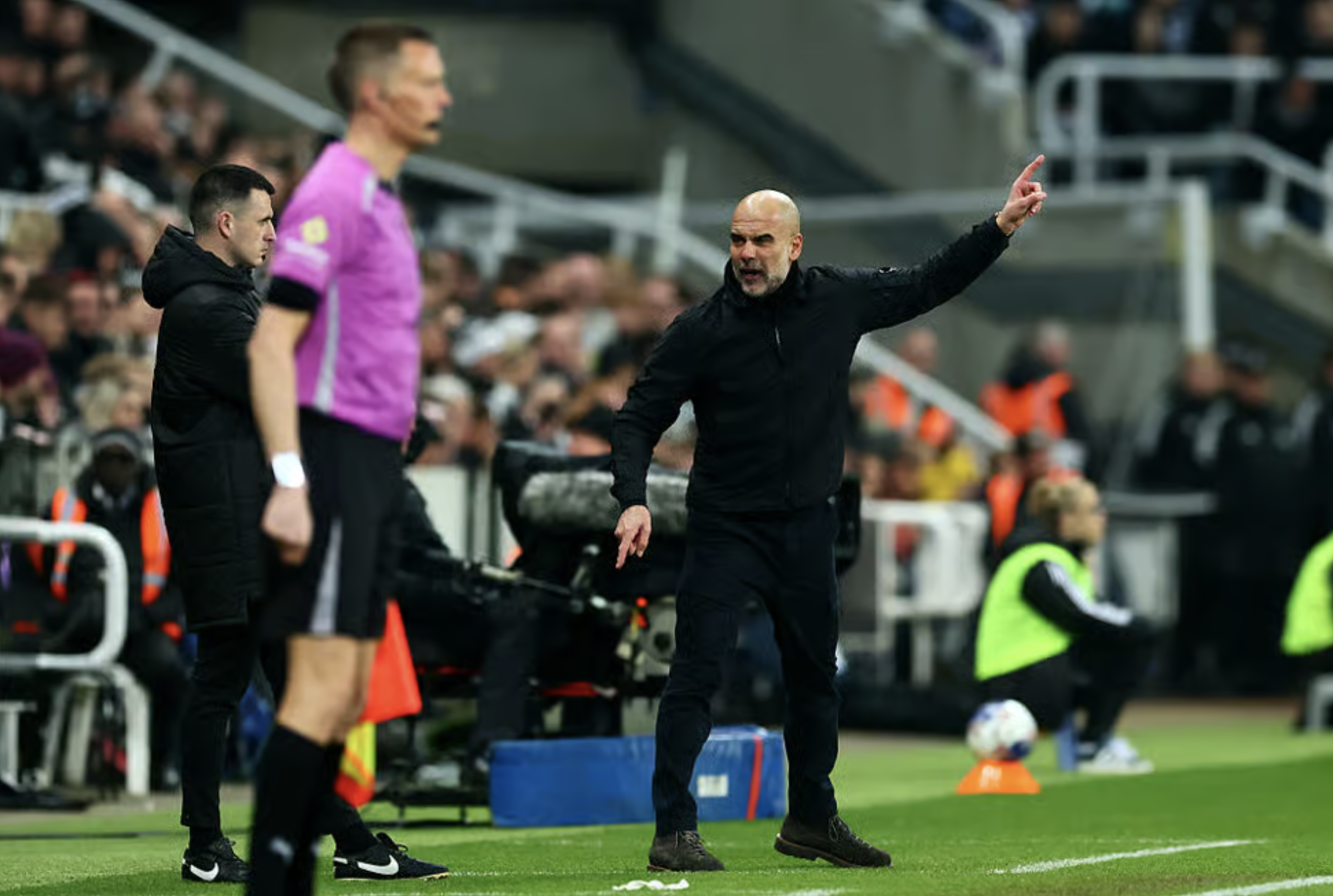 Pep Guardiola đối mặt án cấm chỉ đạo sau chiến thắng ngược dòng ở FA Cup - Ảnh 1.