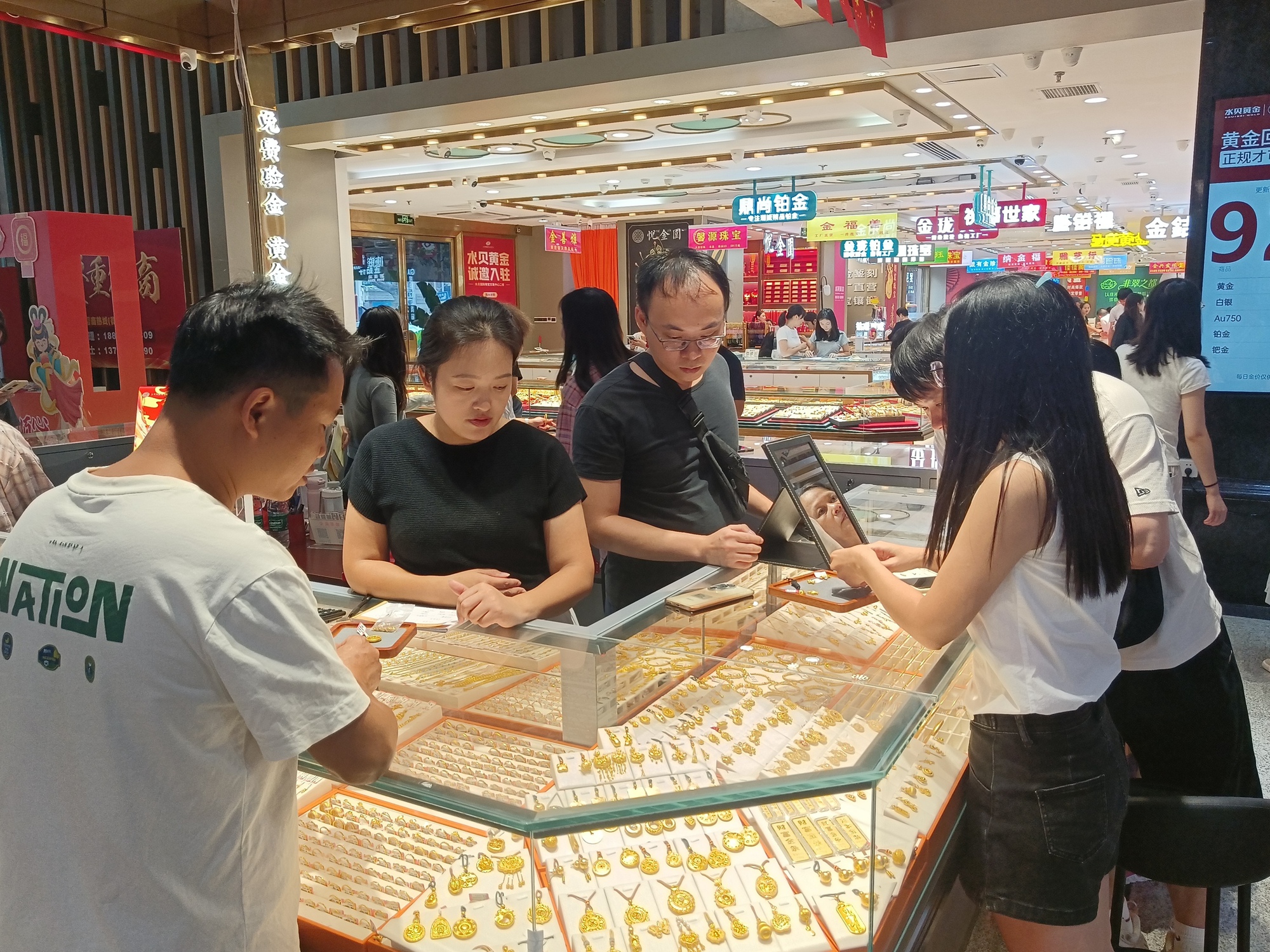 Có lương là đi mua vàng: Phải cầm được vàng trong tay, chi tiêu mua sắm gì cũng xếp sau vàng hết- Ảnh 1.