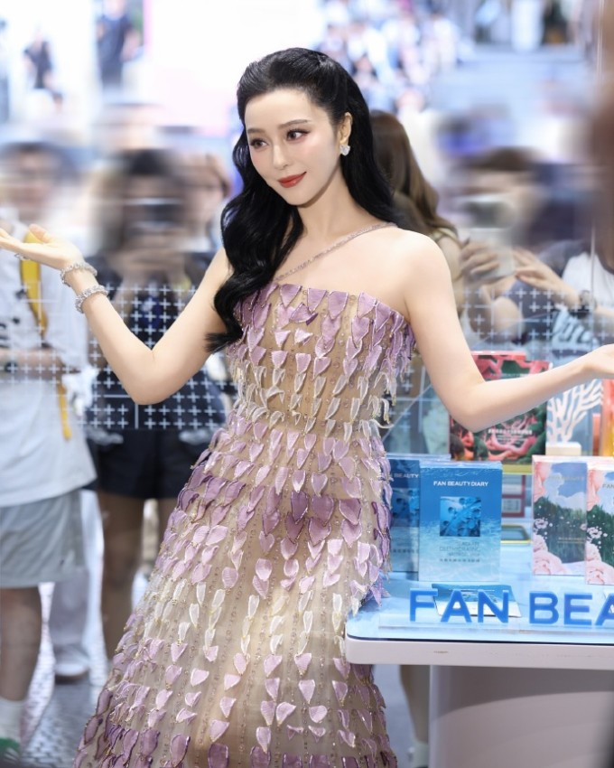 Phạm Băng Băng diện váy cúp ngực đính sequin dự lễ khai trương Fan Beauty Diary 'The First Sparkle in Siam' tại Thái Lan, cuối tuần qua.