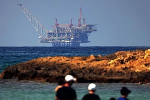 Hàng loạt tàu dầu, nhà máy lọc dầu Trung Đông bị tấn công; IAEA cảnh báo nguy cơ rò rỉ phóng xạ