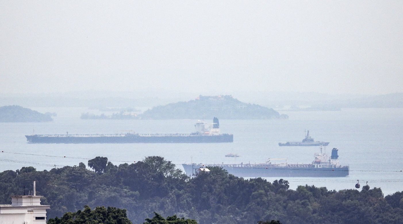 Phát hiện đội tàu chở dầu Iran âm thầm mang 1 triệu thùng dầu/ngày đến một nước Đông Nam Á- Ảnh 1.