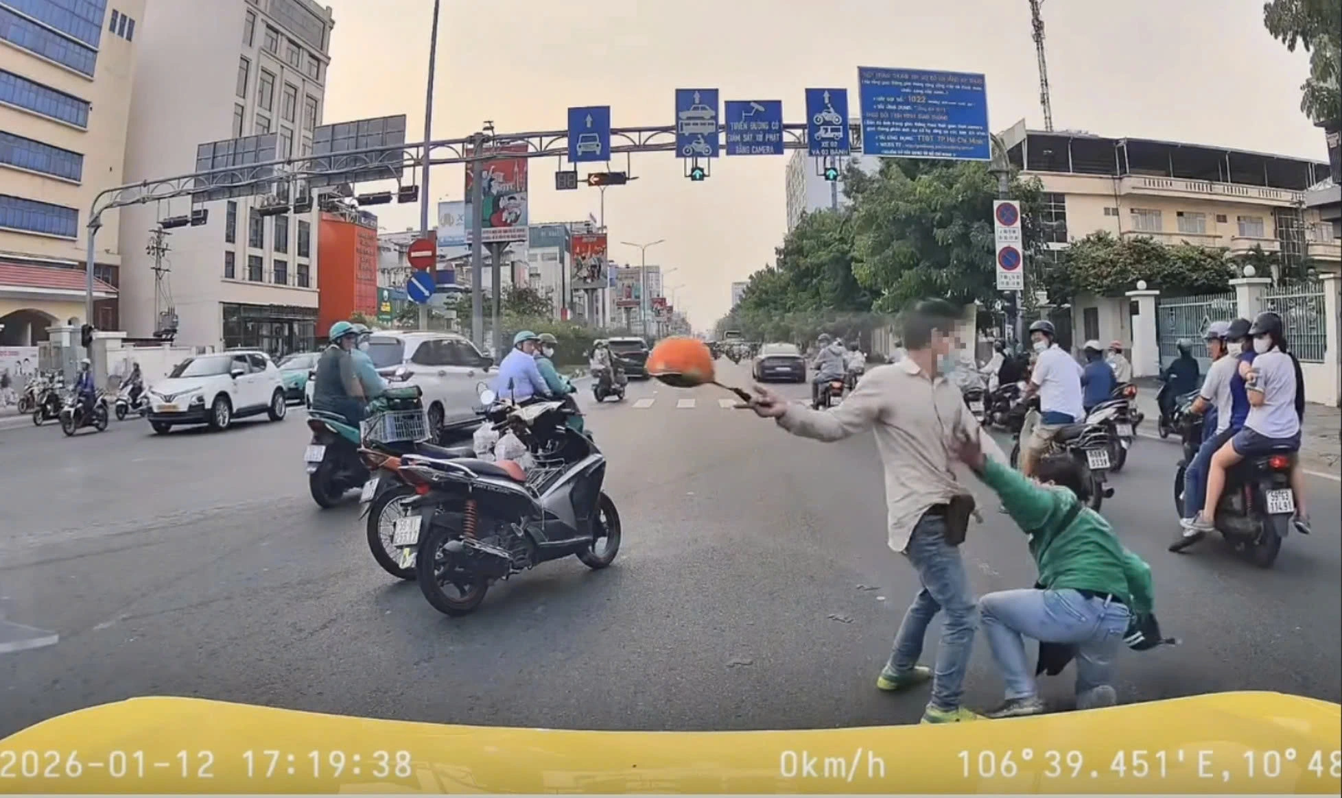 Chặn hành xử côn đồ đường phố: Phạt nặng thôi đã đủ?- Ảnh 1.