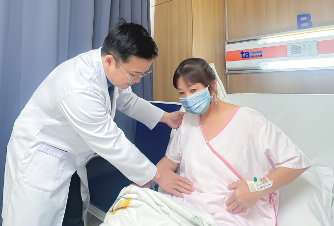 BS.CKI Ừng Quốc Thường khám cho bà Mãn trước xuất viện. Ảnh: Bệnh viện Đa khoa Tâm Anh