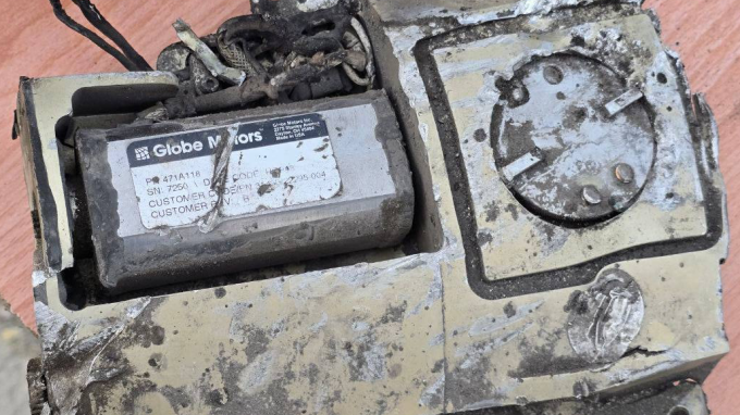 Một mảnh vỡ có dòng chữ Globe Motors. Ảnh: IRIB