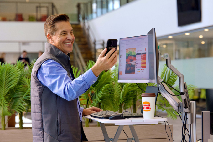 Ông Tom Curtis, Chủ tịch Burger King Mỹ và Canada, trực điện thoại. Ảnh: Burger King