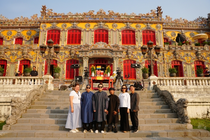 Đạo diễn Bảo Nhân, Nam Cito (thứ hai, thứ ba từ trái qua) cùng nhà sản xuất, êkíp tại bối cảnh phim Hoàng hậu cuối cùng. Ảnh: Huyền Đỗ