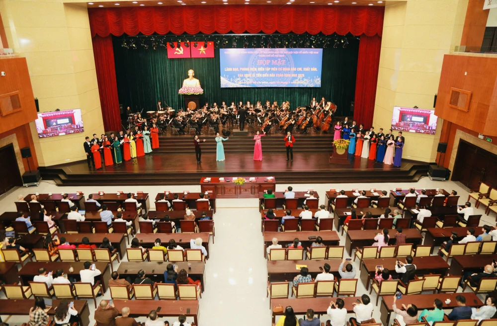 Buổi họp mặt lãnh đạo, phóng viên, biên tập viên cơ quan báo chí, xuất bản, văn nghệ sĩ tiêu biểu đầu Xuân Bính Ngọ 2026 diễn ra trong không khí ấm áp, thân tình. Ảnh: HOÀNG GIANG Phó Bí thư Văn Thị Bạch Tuyết: TP.HCM sẽ có thêm nhiều công trình văn hóa lớn-TPHCM-hop-mat-van-nghe-si-bao-chi .jpg