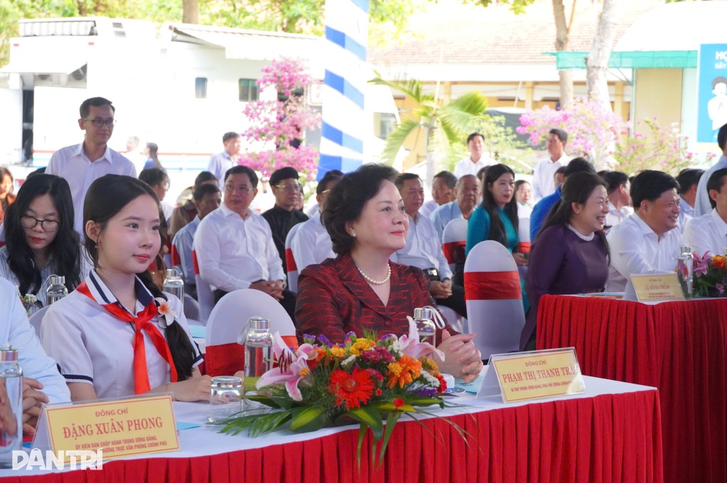 Phó Thủ tướng dự lễ khởi công trường nội trú ở biên giới An Giang - 1