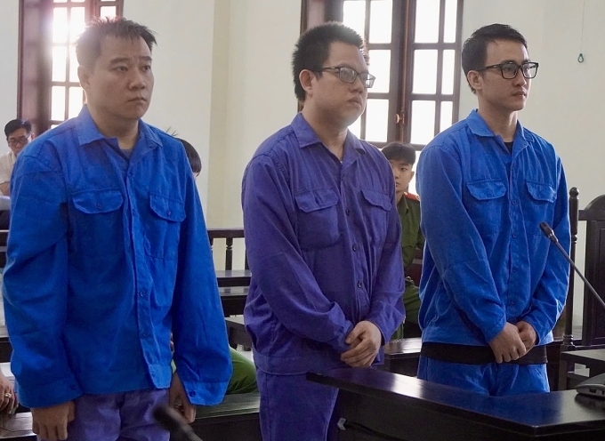 Bị cáo Võ Đông Hồ (giữa) cùng các bị cáo khác tại tòa hôm nay. Ảnh: Bình Nguyên