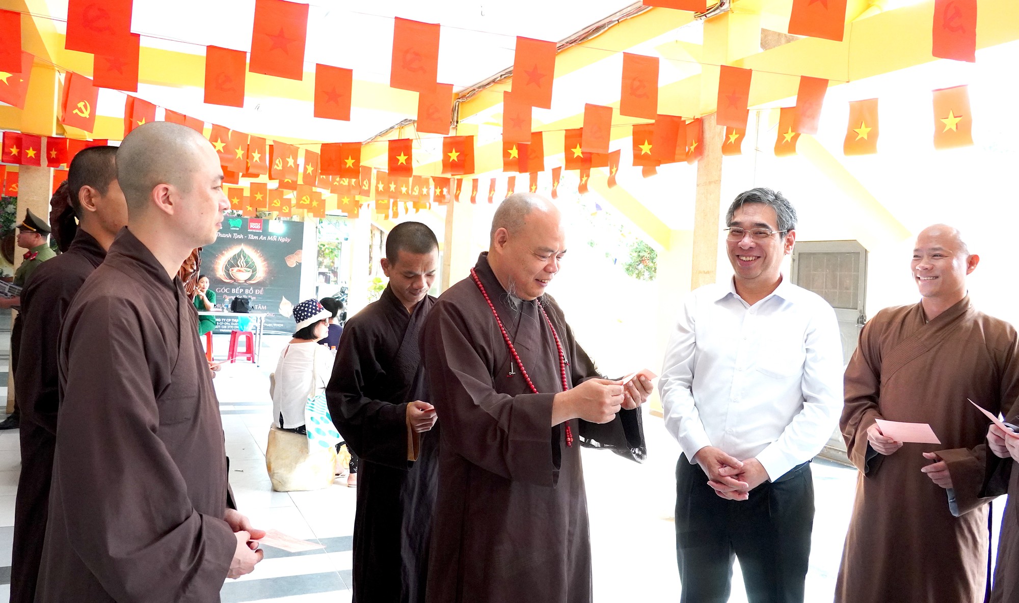 Phó bí thư Thành ủy TP.HCM Nguyễn Phước Lộc thăm hỏi, động viên cử tri đặc biệt - Ảnh 1.