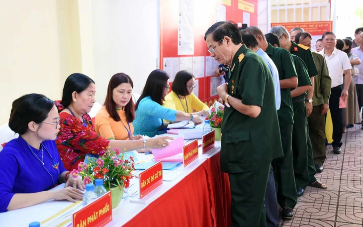 Phó bí thư Thành ủy TP.HCM Nguyễn Phước Lộc thăm hỏi, động viên cử tri đặc biệt ngày 15-3 - Ảnh 4.