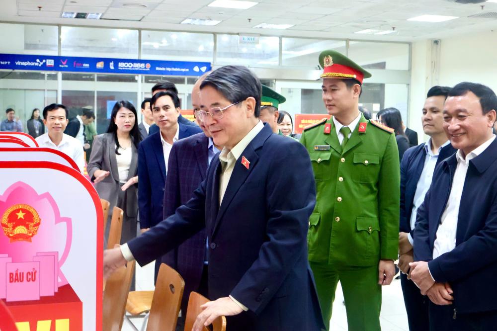 Phó chủ tịch Quốc hội kiểm tra công tác bầu cử tại Hà Tĩnh - Ảnh 1.