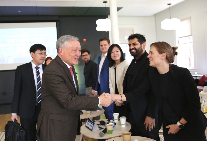 Phó thủ tướng Nguyễn Hòa Bình gặp đại diện doanh nghiệp Mỹ, ngày 27/3. Ảnh: VGP