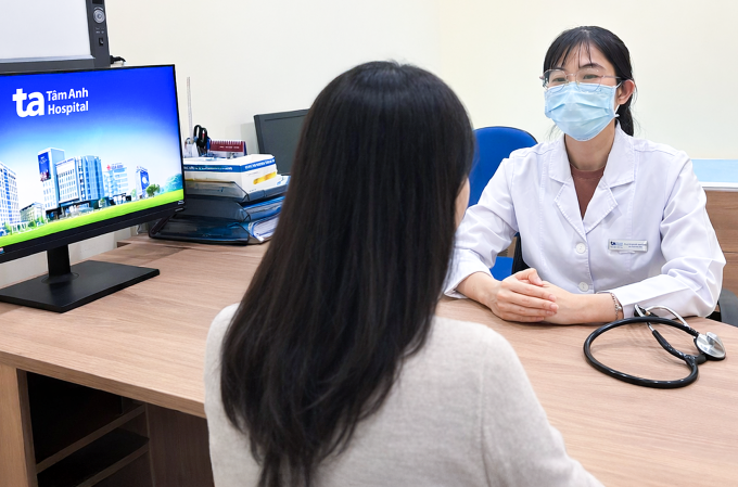 Bác sĩ Mỹ Hạnh tư vấn tình trạng cho người bệnh. Ảnh: Phòng khám Đa khoa Tâm Anh Quận 7