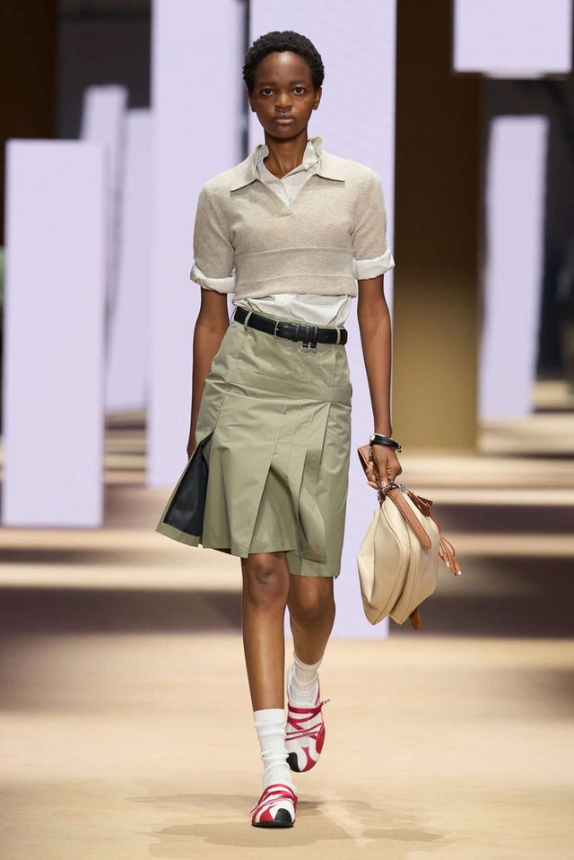 Phối thông minh để biến đồ thể thao thành thời trang hằng ngày- Ảnh 1.