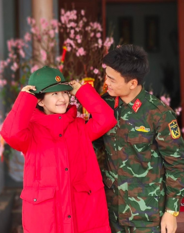 Hôm 7/3, Hòa Minzy gây chú ý khi công khai bạn trai quân nhân cùng tuổi - Thăng Văn Cương - sau bốn năm hẹn hò. Cô chọn bức ảnh mặc áo khoác phao giản dị trong một lần gặp gỡ, khác với những hình ảnh trên sân khấu.