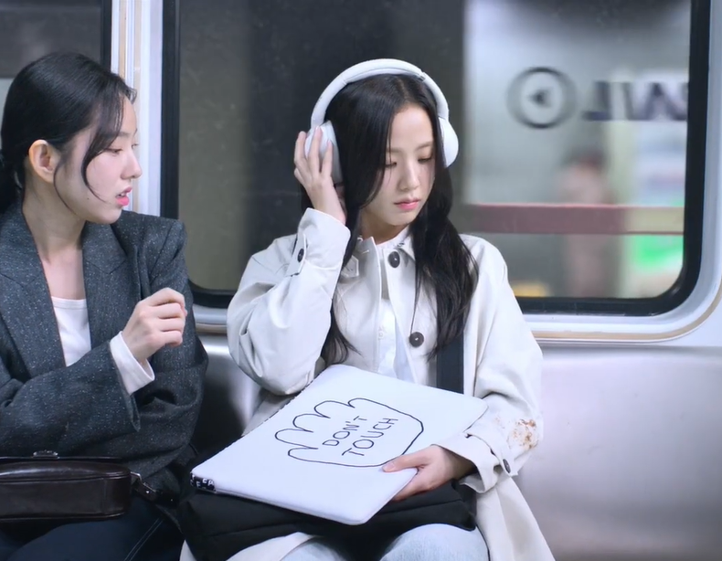 Phu ba Jisoo xach tui 270000 VND khien ca lang