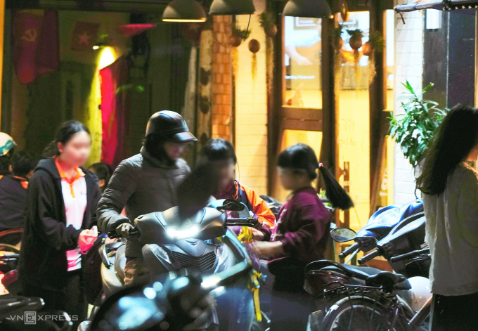 Phụ huynh đưa con đi học thêm ở Hà Nội, tháng 3/2026. Ảnh: Châu Anh