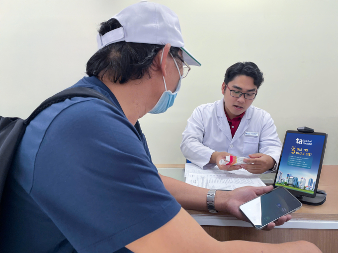 Ông Hùng tái khám và lấy thuốc định kỳ 2 tháng một lần tại Bệnh viện Đa khoa Tâm Anh TP HCM. Ảnh: Đình Lâm