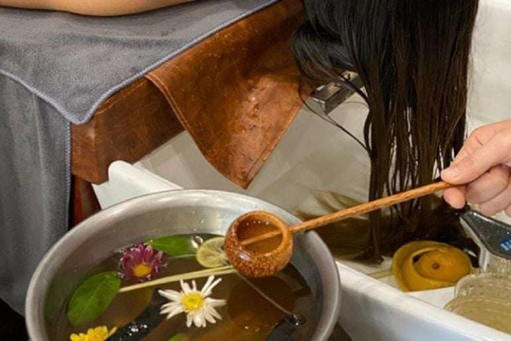 Phục hồi tóc hư tổn do uốn, sấy nhiều 1 Dùng dầu gội thảo dược thay cho các loại dầu gội chứa chất tẩy rửa mạnh giúp phục hồi tóc.