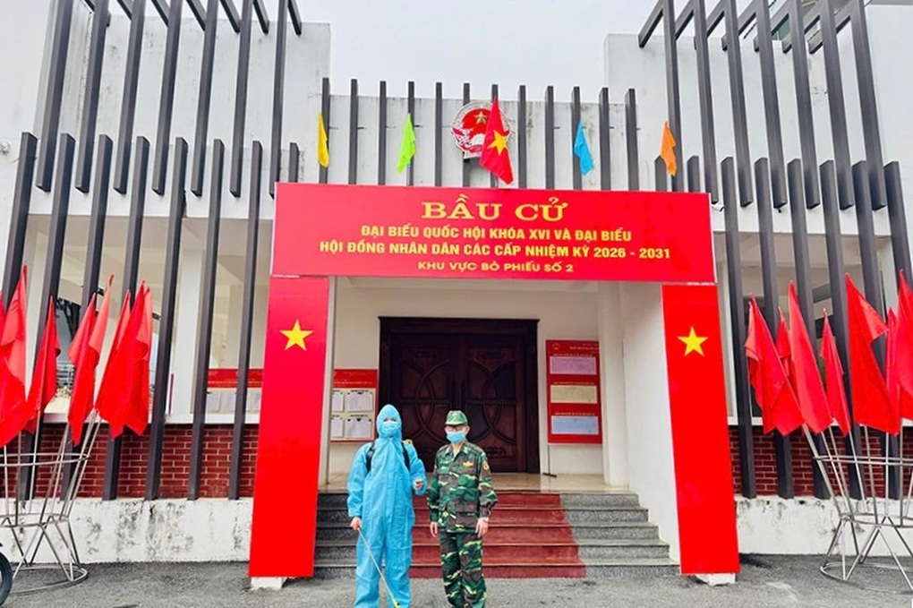 Phun khử khuẩn khu vực bỏ phiếu trước ngày bầu cử - 1