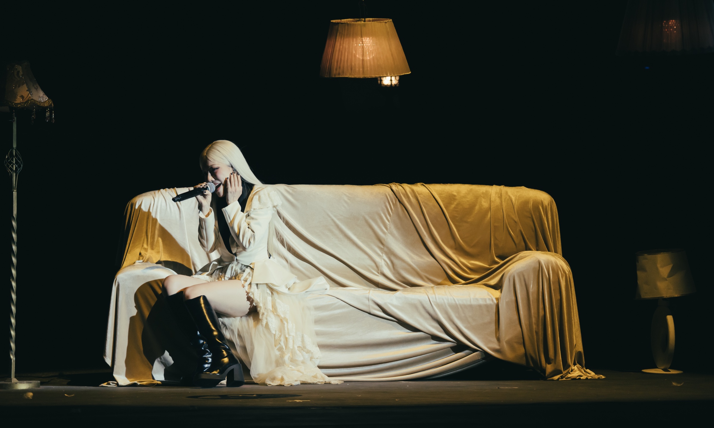 Phùng Khánh Linh hát 'Hôm nay tôi buồn'