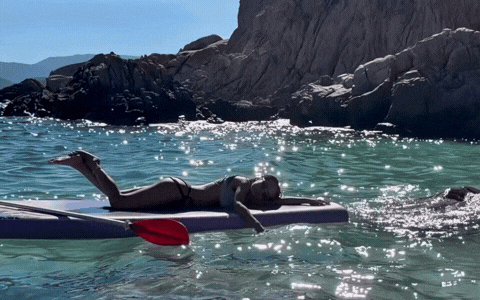 Phương Ly lênh đênh giữa biển phơi body bốc lửa, ekip “tá hoả”- Ảnh 1.