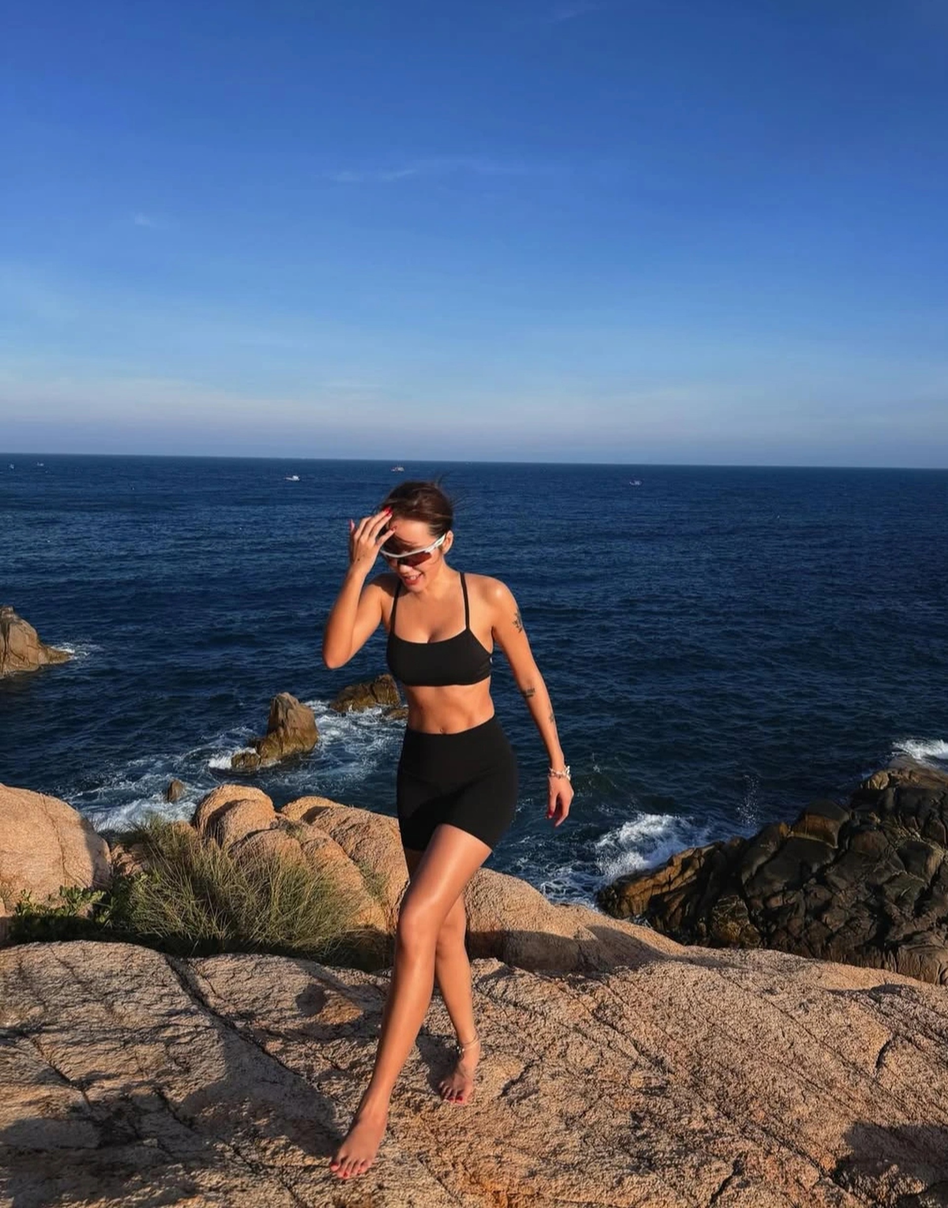 Phương Ly sau khi nhuộm da: Gu thời trang táo bạo, diện bikini gây sốt - 1