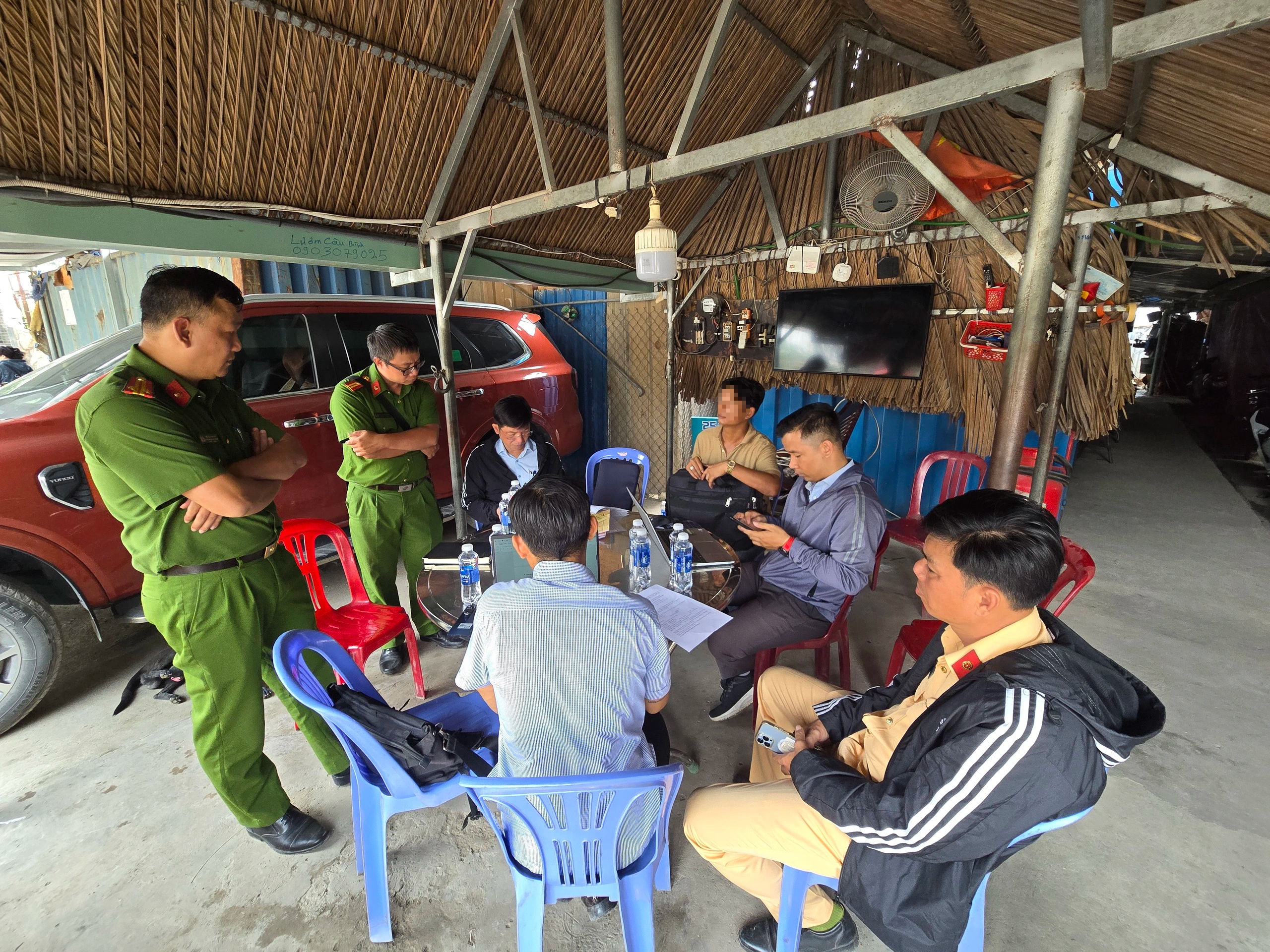 TP.HCM: Xử lý vi phạm các bãi xe container tự phát trên đường Võ Chí Công- Ảnh 2.