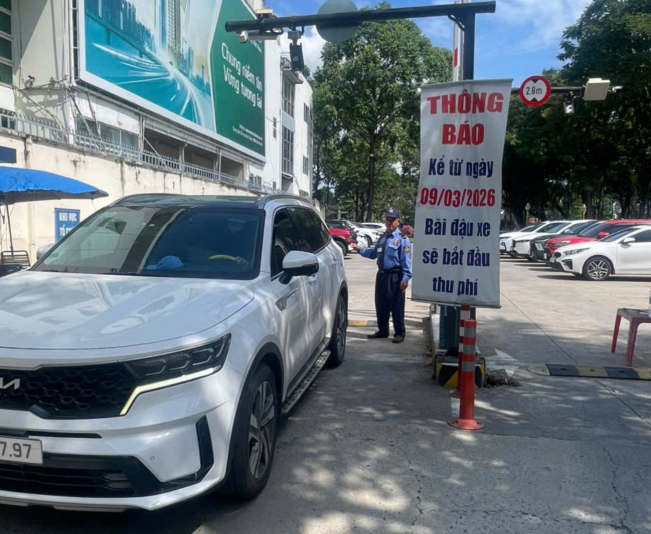 Phường Trấn Biên ở Đồng Nai bắt đầu thu phí giữ xe ở 4 bãi đậu ô tô công cộng - Ảnh 1.