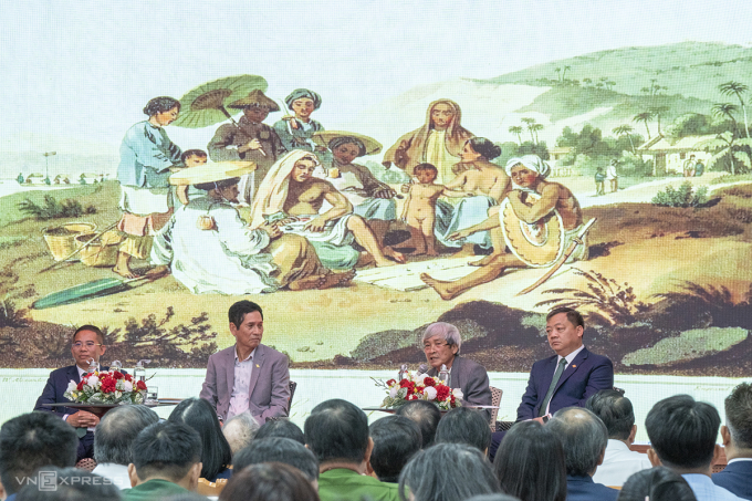 Nhà nghiên cứu Hồ Trung Tú (thứ hai từ phải sang) giới thiệu về bức tranh cổ và gợi ý có thể ứng dụng AI để làm sống động đời sống của cư dân Sơn Trà xưa. Ảnh: Nguyễn Đông