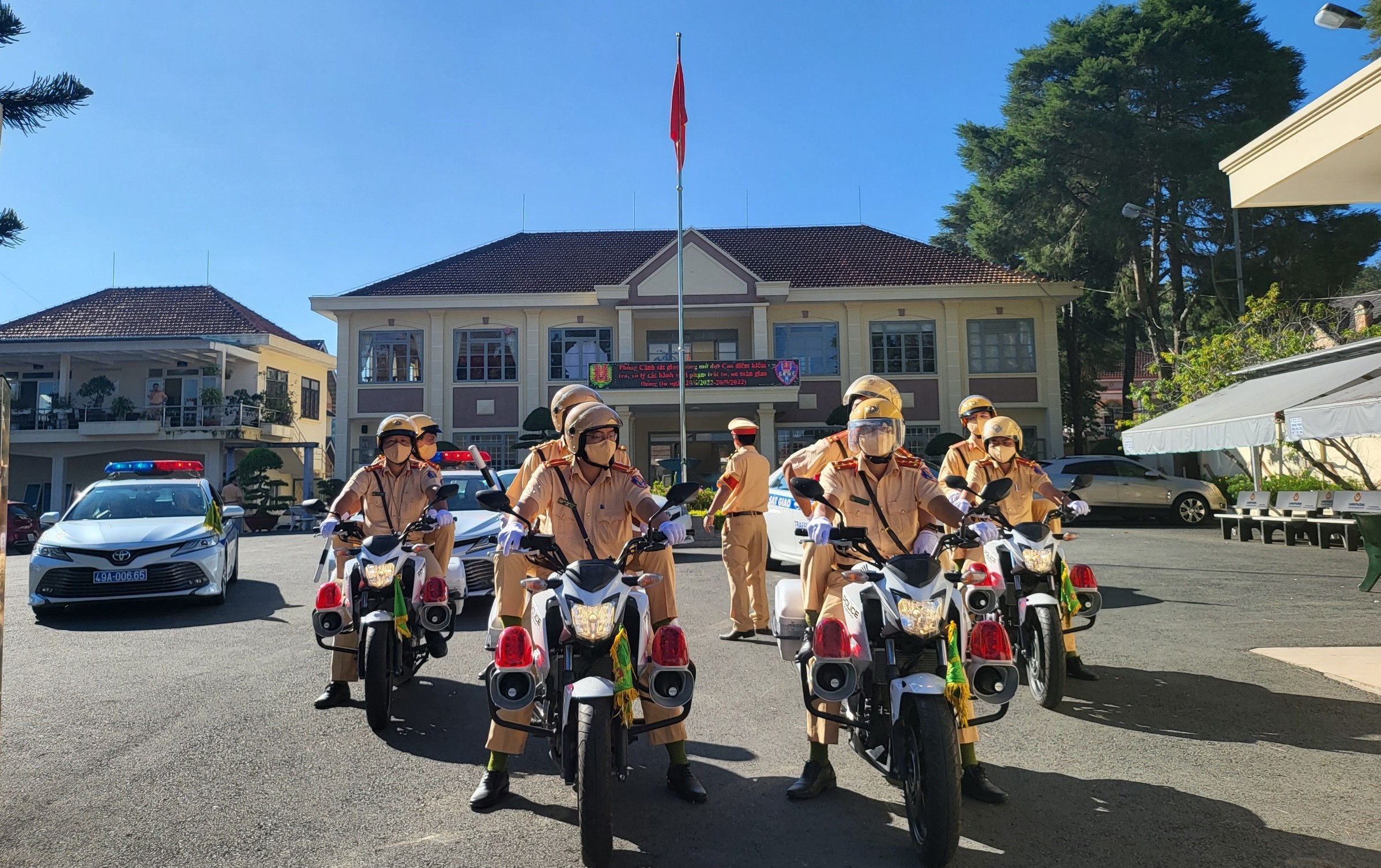 Lâm Đồng: Phương tiện tự ý lắp đặt thiết bị ưu tiên sẽ bị xử lý nghiêm- Ảnh 1.