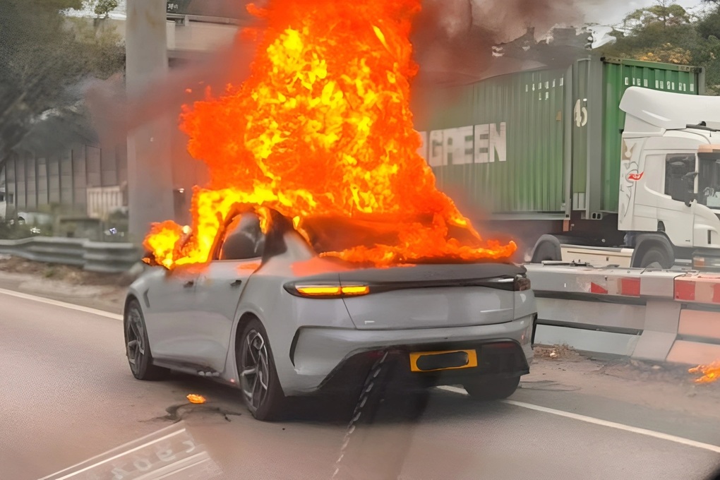 Pin sạc dự phòng khiến chiếc xe điện bốc cháy ngùn ngụt giữa đường - 1