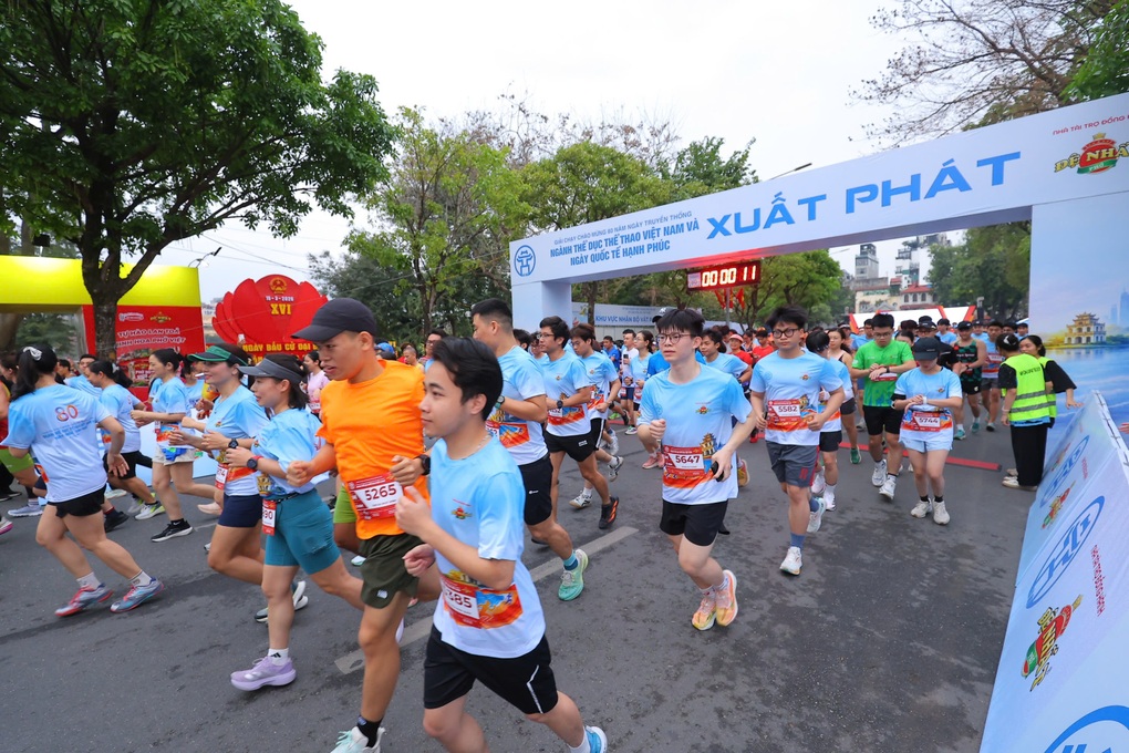 Pocari Sweat tiếp nước ion cho hàng nghìn người tại giải chạy 80 năm ngành thể dục thể thao - 1