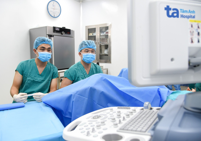 PGS Lê Hoàng chọc hút noãn cho người bệnh. Ảnh minh họa: IVF Tâm Anh