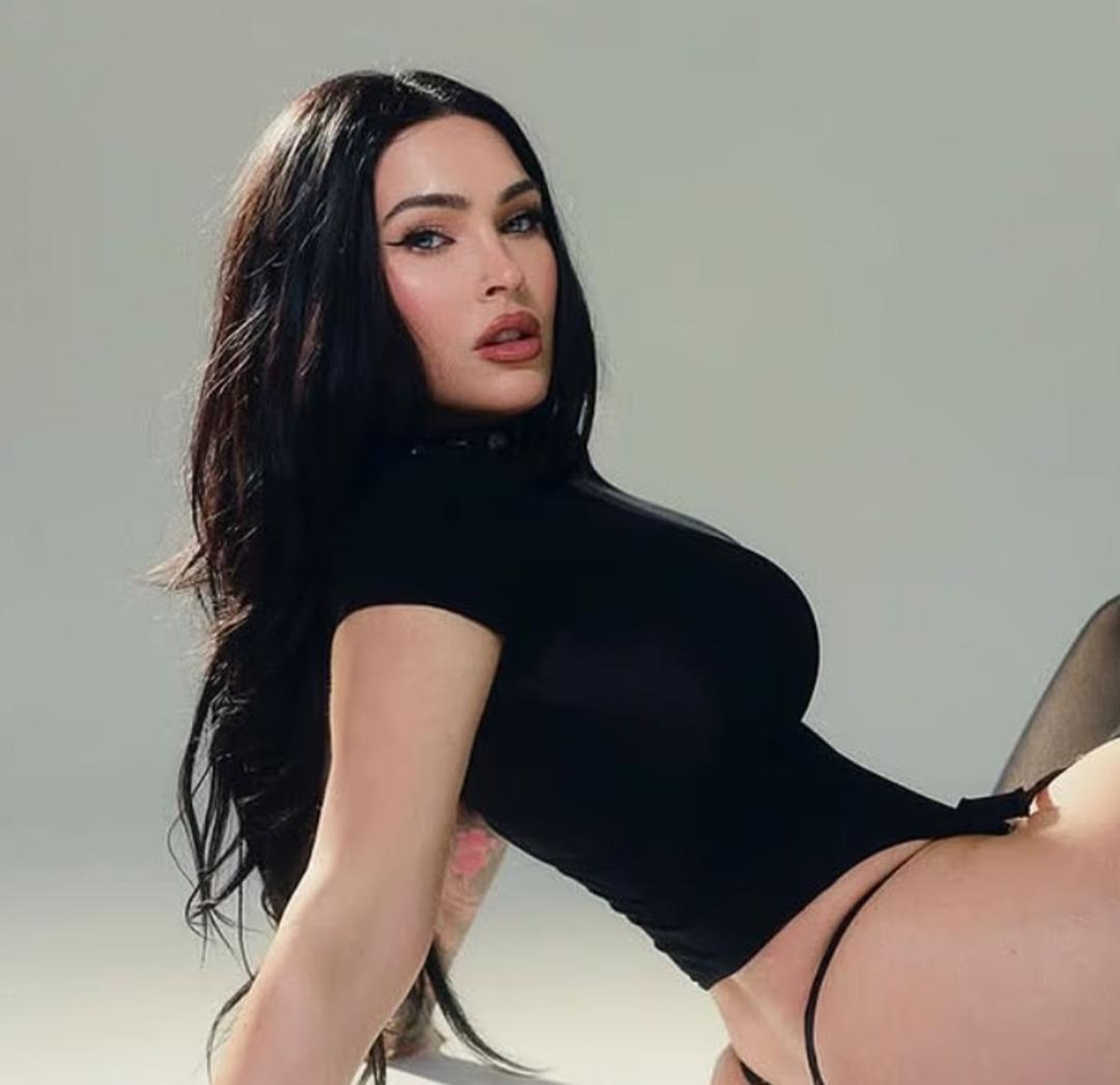 “Quả bom gợi cảm” Megan Fox khoe sắc vóc rực lửa sau 4 lần sinh nở - 1
