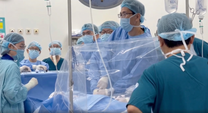 Các y bác sĩ trong ca ghép thận đầu tiên tại Bệnh viện Nhi đồng 1, ngày 5/3. Ảnh: Bệnh viện cung cấp