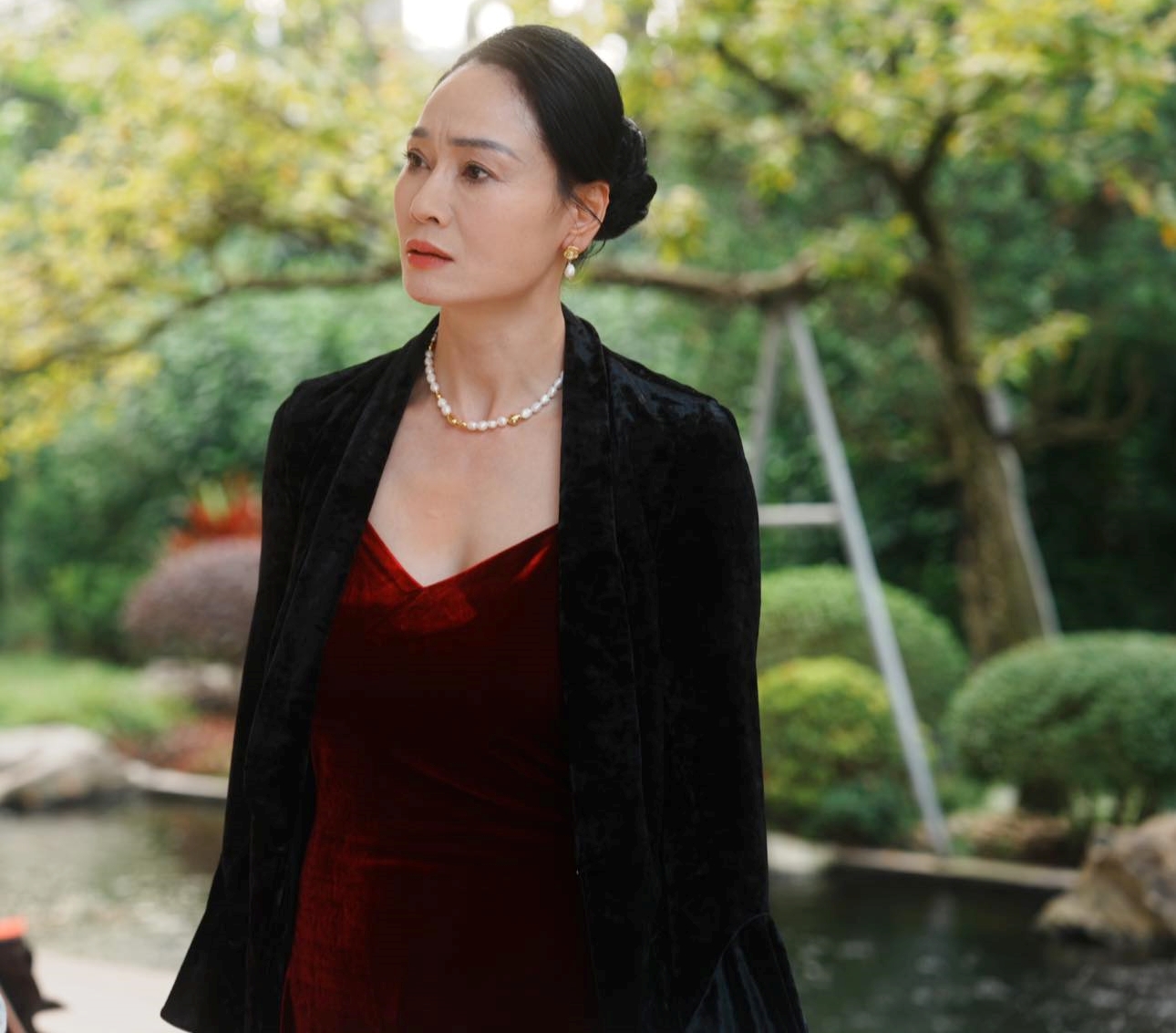 NSƯT là ngoại lệ của Vbiz: 49 tuổi vẫn trẻ đẹp không thể tả, body mướt mượt ăn đứt gái 18- Ảnh 1.