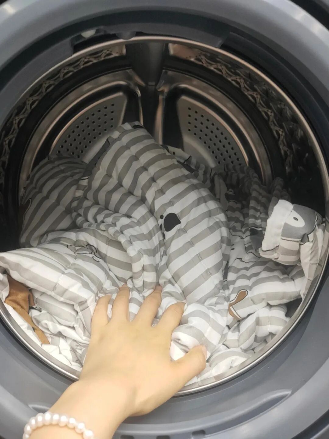 Sống hơn 30 năm tôi mới biết 6 cách dùng máy giặt cửa trước đúng chuẩn: Quần áo sạch hơn, không còn mùi và tiết kiệm điện nước rõ rệt- Ảnh 1.