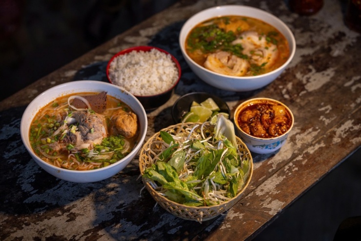 Quán bún bò ăn với cơm nguội 30 năm ở Huế 1 Bún bò là món ăn quen thuộc trong đời sống ẩm thực cố đô, có mặt từ gánh hàng rong đến quán lâu năm trong phố.