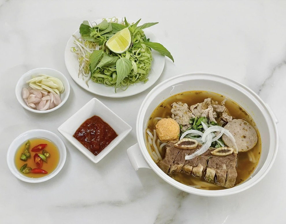 Quán bún bò ở TPHCM có tấm biển báo với nội dung gây sốt - 2