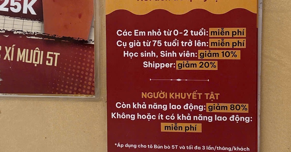 Quán bún bò ở TPHCM có tấm biển báo với nội dung gây sốt - 1