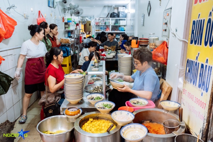 Quán bún ốc chuối đậu ba đời nức tiếng ngõ chợ Đồng Xuân - 1