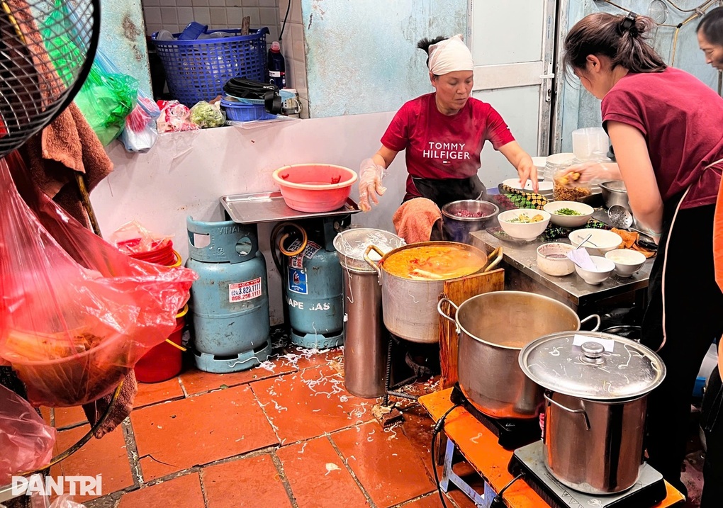 Quán bún riêu nổi tiếng Hà Nội bị chê bẩn: Cơ quan chức năng nói gì? - 1