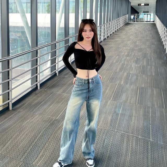 Quần cạp thấp đang đánh dấu sự trở lại đầy cuốn hút của tinh thần Y2K- Ảnh 1.