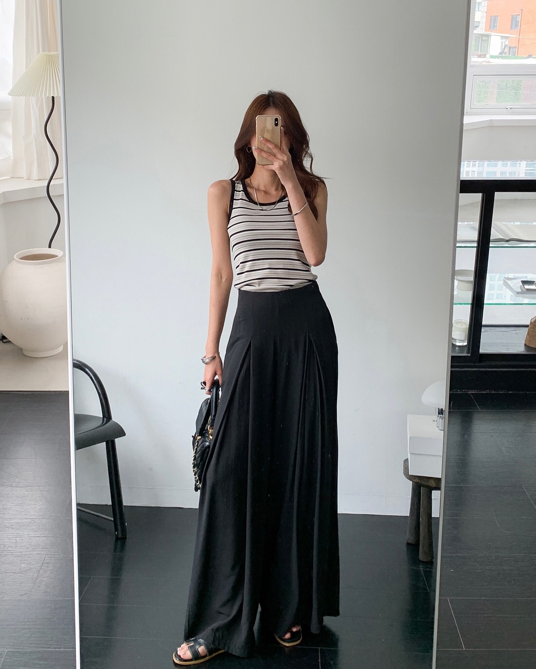 Quần đen đơn giản tới đâu cũng trở nên sang chảnh nhờ 5 cách mặc- Ảnh 1. Quần đen đơn giản tới đâu cũng trở nên sang chảnh nhờ 5 cách mặc- Ảnh 1.