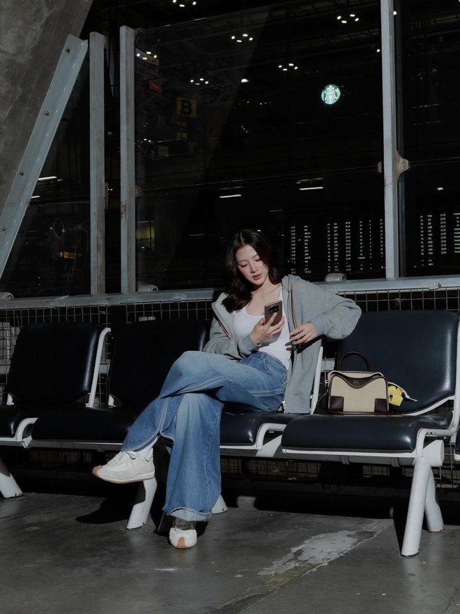 Quần jeans ống rộng mang đến vẻ ngoài tự tin và năng động cho nàng- Ảnh 1.